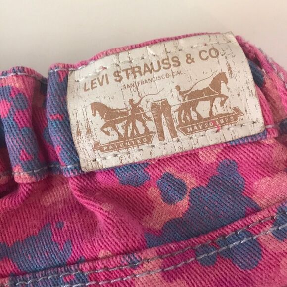 ✨Levi’s Shorty Short Pink paint splatter - Picture 2 of 5